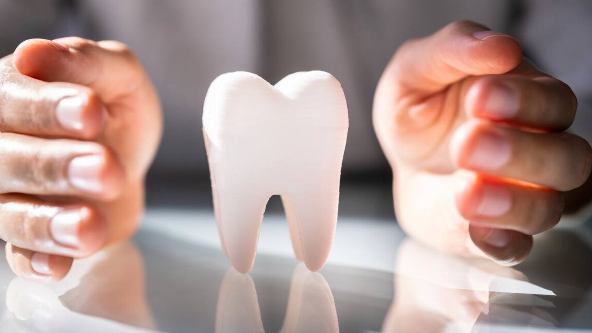 Injured tooth showing a crack and bleeding gums after dental trauma caused by an external impact.